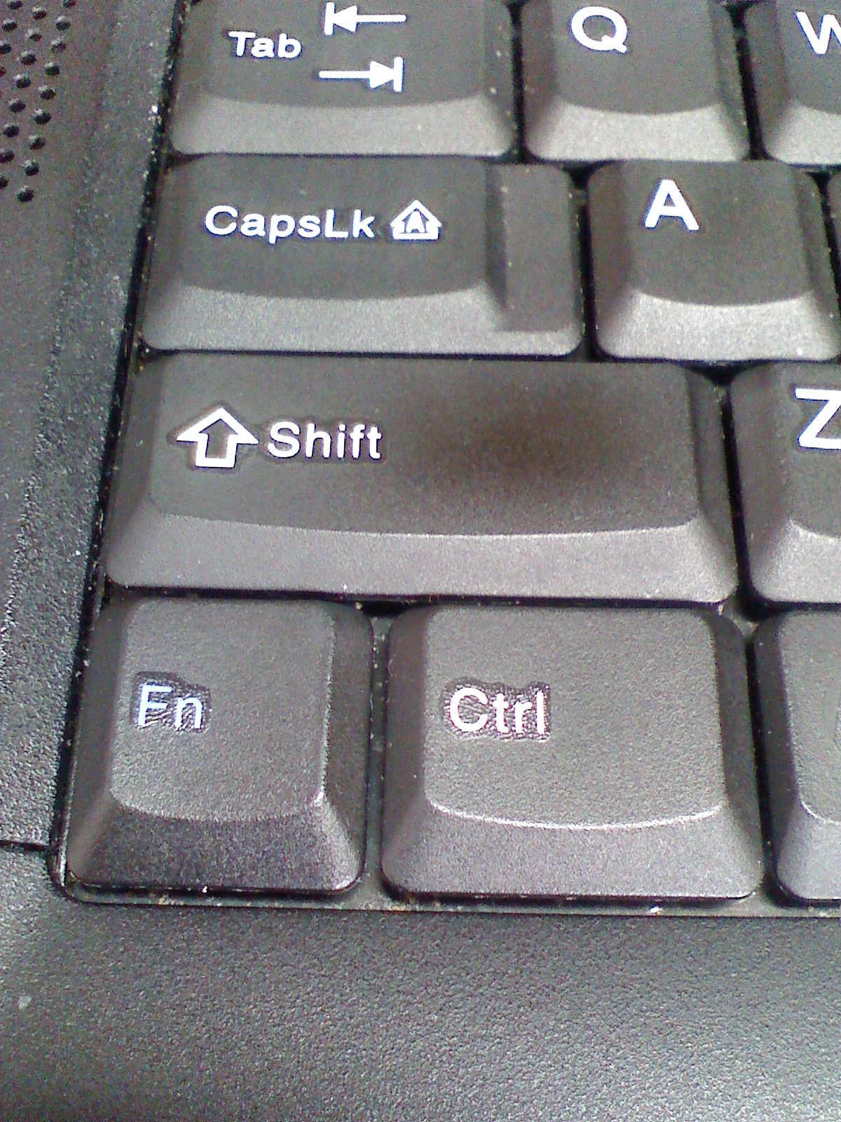 인접한 Fn 키와 구분해 볼 수 있는 실제 Ctrl와 Shift 키