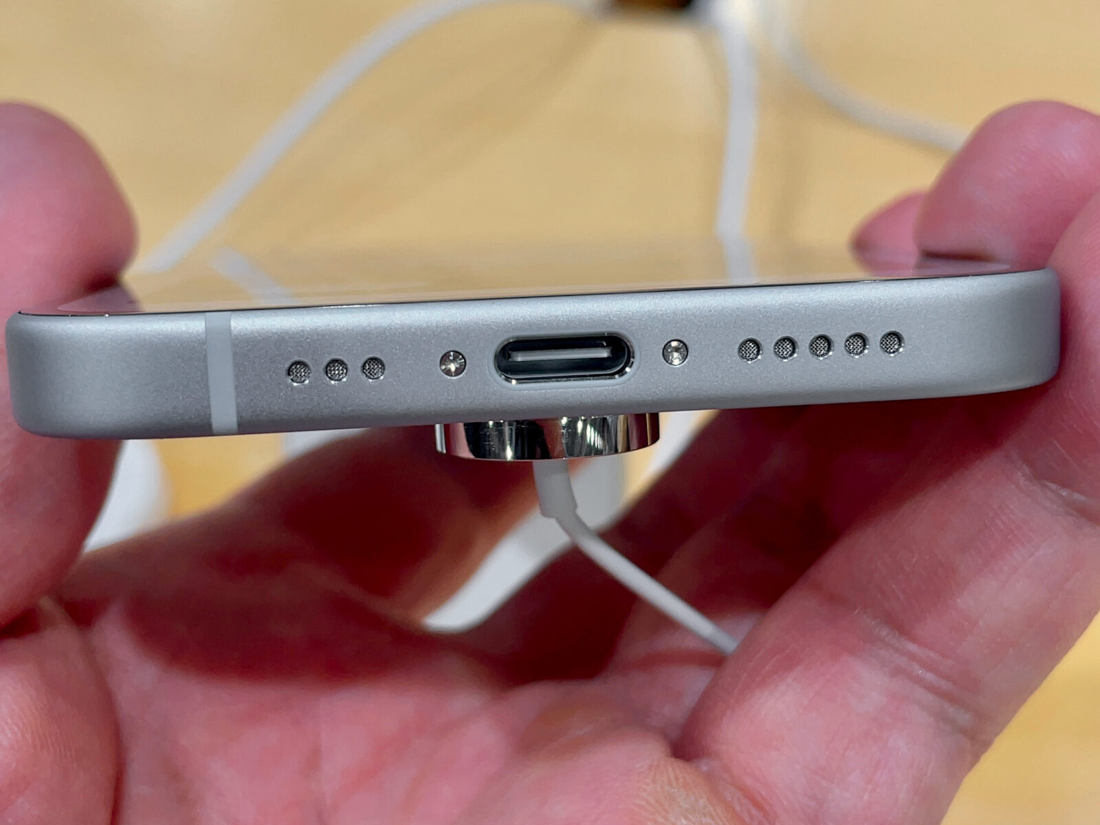 컴퓨터백업연결시확인할USB-C포트의실물예시인iPhone15하단