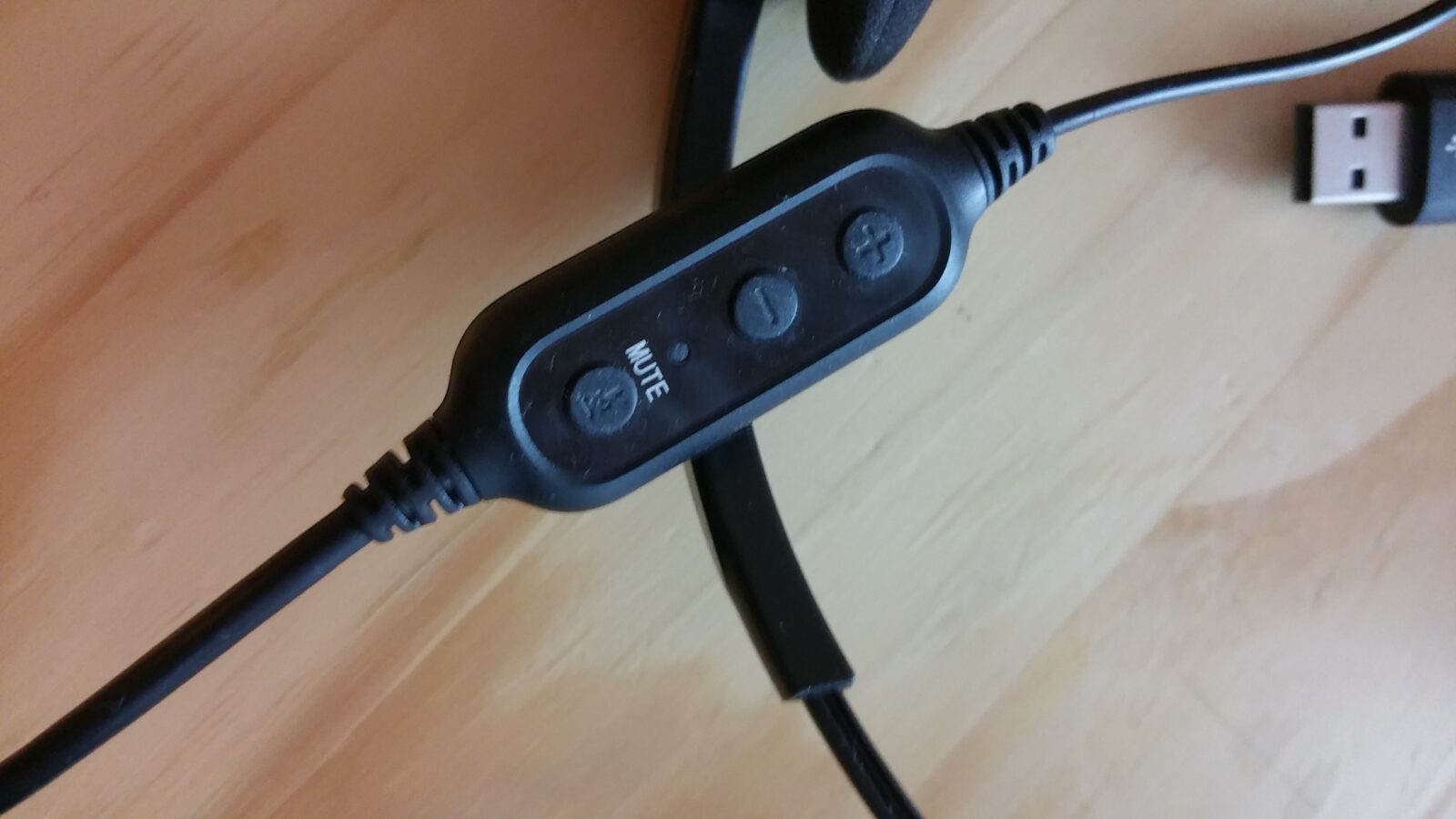 USB 플러그와 음소거 버튼이 달린 헤드셋 케이블 조작부